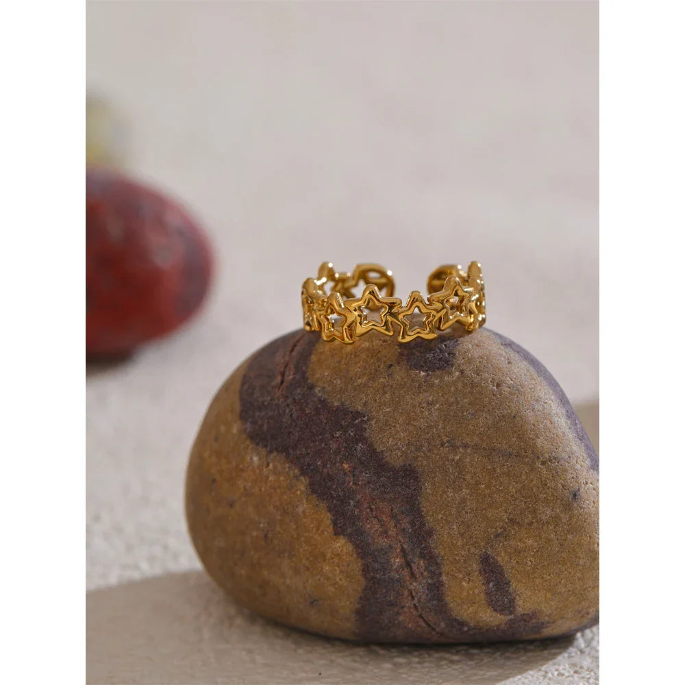 Anel Estrela Oco Ajustável Ouro 18K — Brilhe sem Esforço