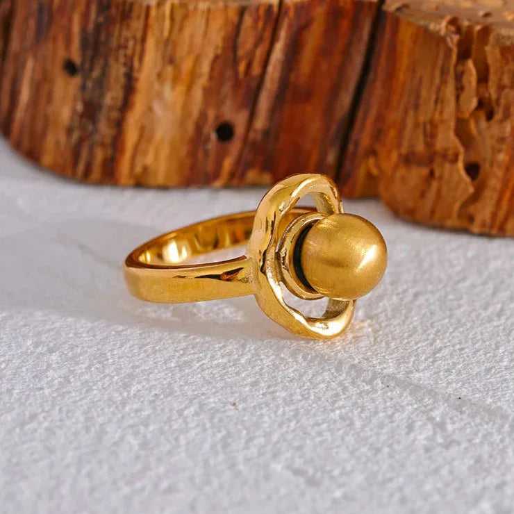 Anel Clara Redondo – Sofisticação Banhada a Ouro 18K