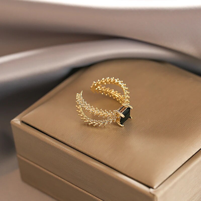 Anel Regulável com Zircônia Preta Folheado a Ouro 18K