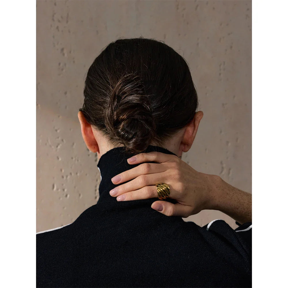 Anel Geométrico Relevo Dourado 18K