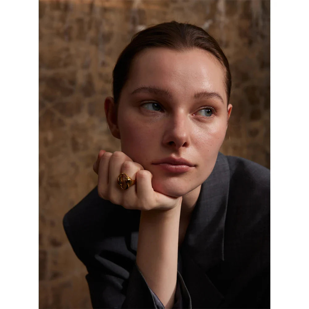 Anel Largo Oco Texturizado – Ouro 18K Aurora