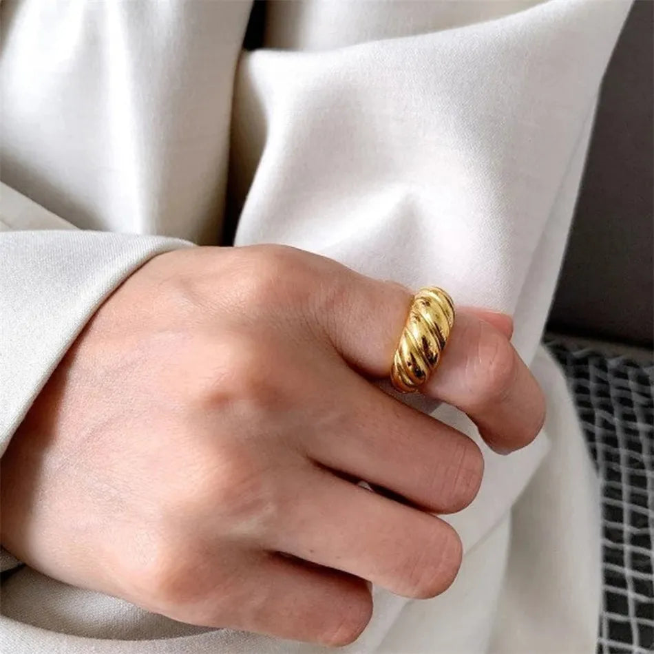 Anel Celeste Tressé – Luxo Trançado em Ouro 18K