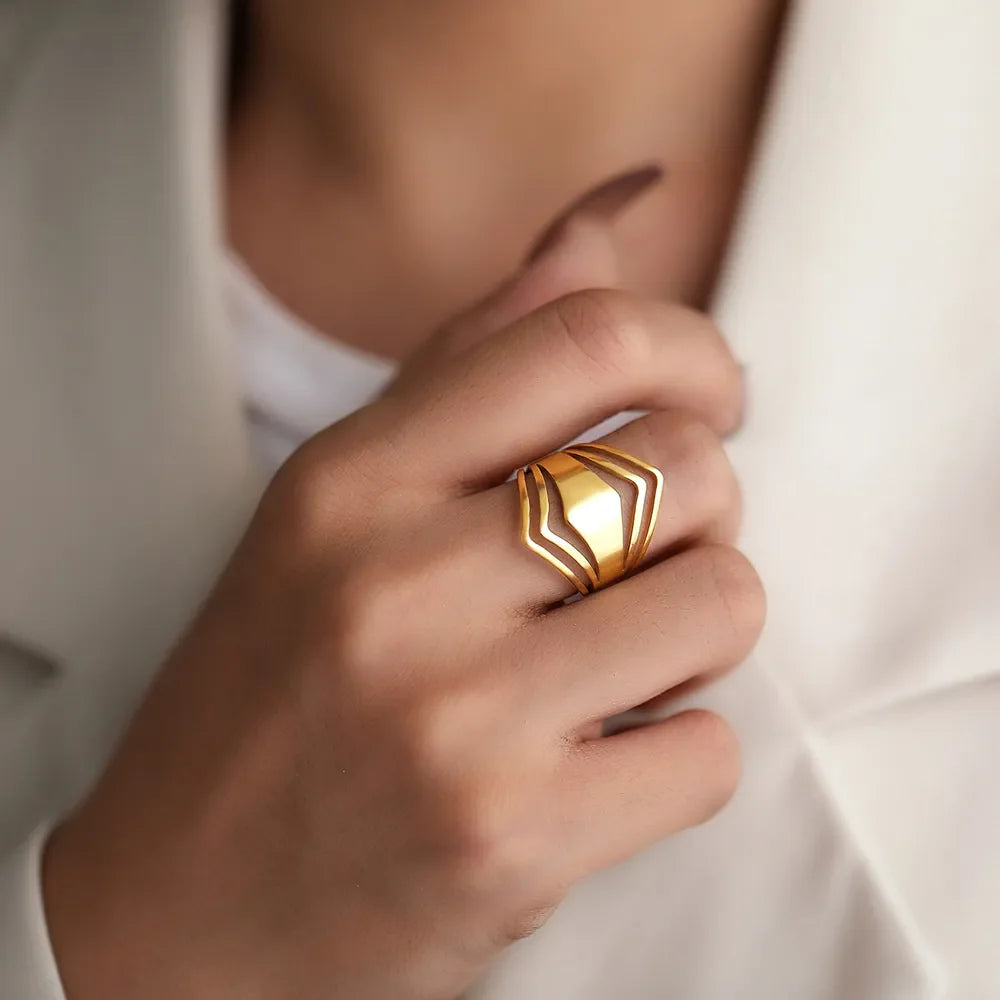 Anel Élégance Structure – Geometria do Luxo em Ouro 18K