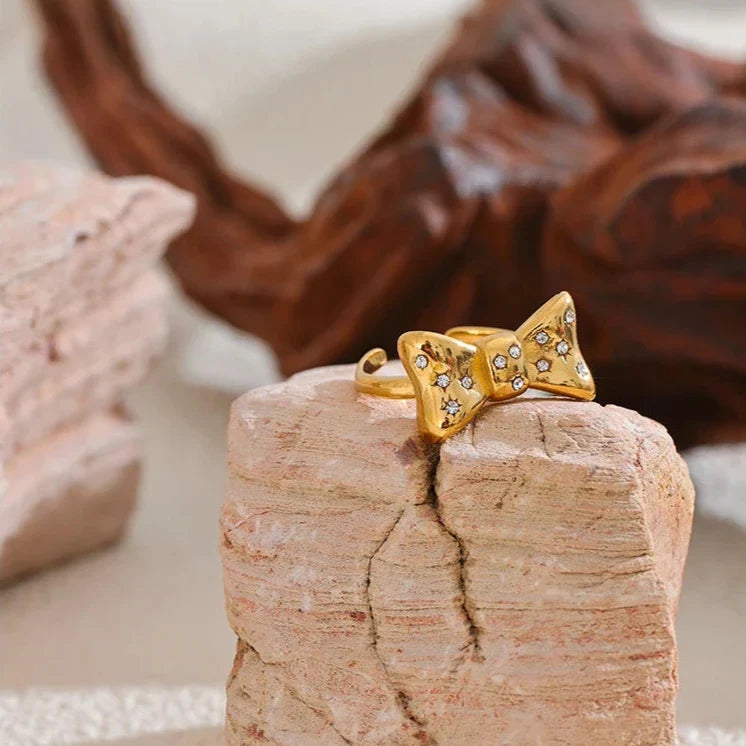 Anel Grace Laço – Brilho Delicado com Banho de Ouro 18K