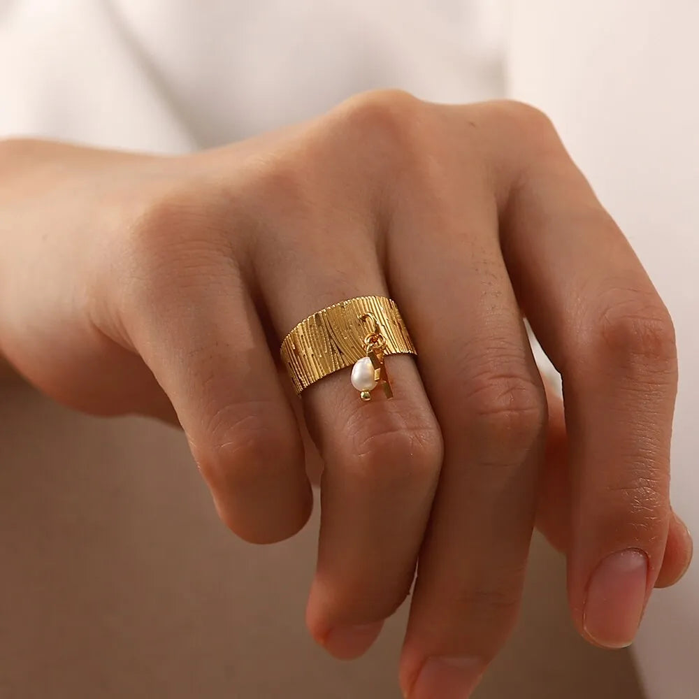 Anel Amélia Perla – Elegância Clássica com Pérola Pendente