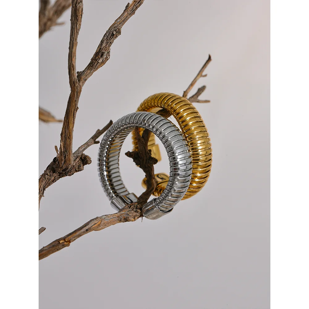 Anel Dourado Minimalista — Textura Clássica Banhada a Ouro 18k