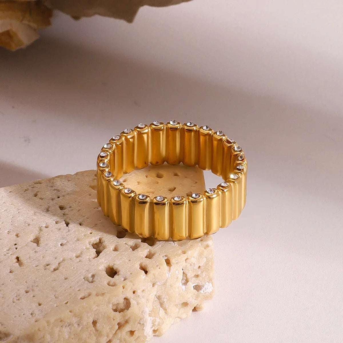 Anel Dourado com Zircônias Brilhantes