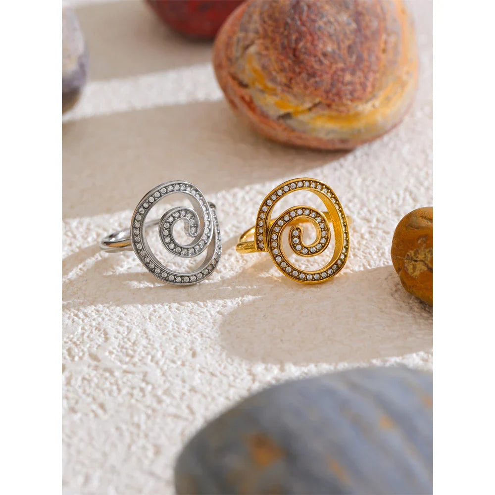 Anel Ajustável Geométrico com Zircônia Cúbica Banhado a Ouro 18K – Coleção Helena