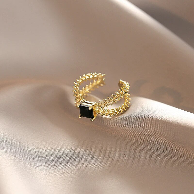 Anel Regulável com Zircônia Preta Folheado a Ouro 18K