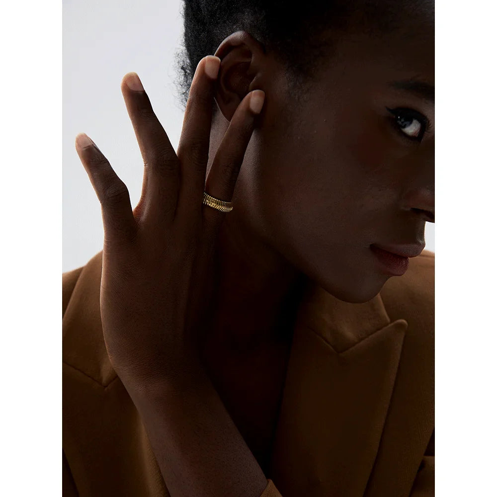 Anel Dourado Minimalista — Textura Clássica Banhada a Ouro 18k