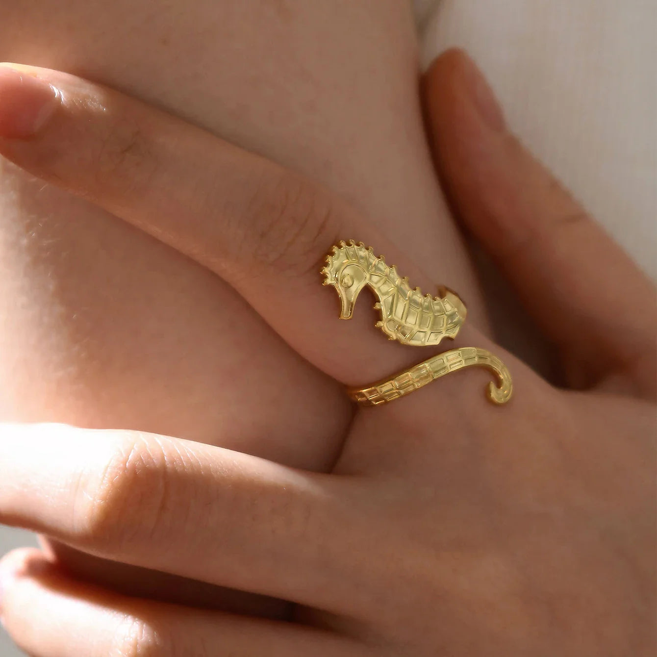 Anel Cavalo-Marinho Ajustável Ouro 18K