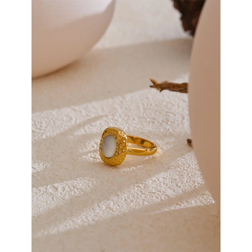 Anel Aura Geométrica com Concha Natural e Banho em Ouro 18k