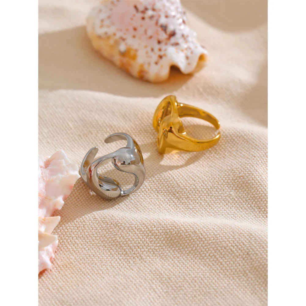 Anel Largo Oco Texturizado – Ouro 18K Aurora