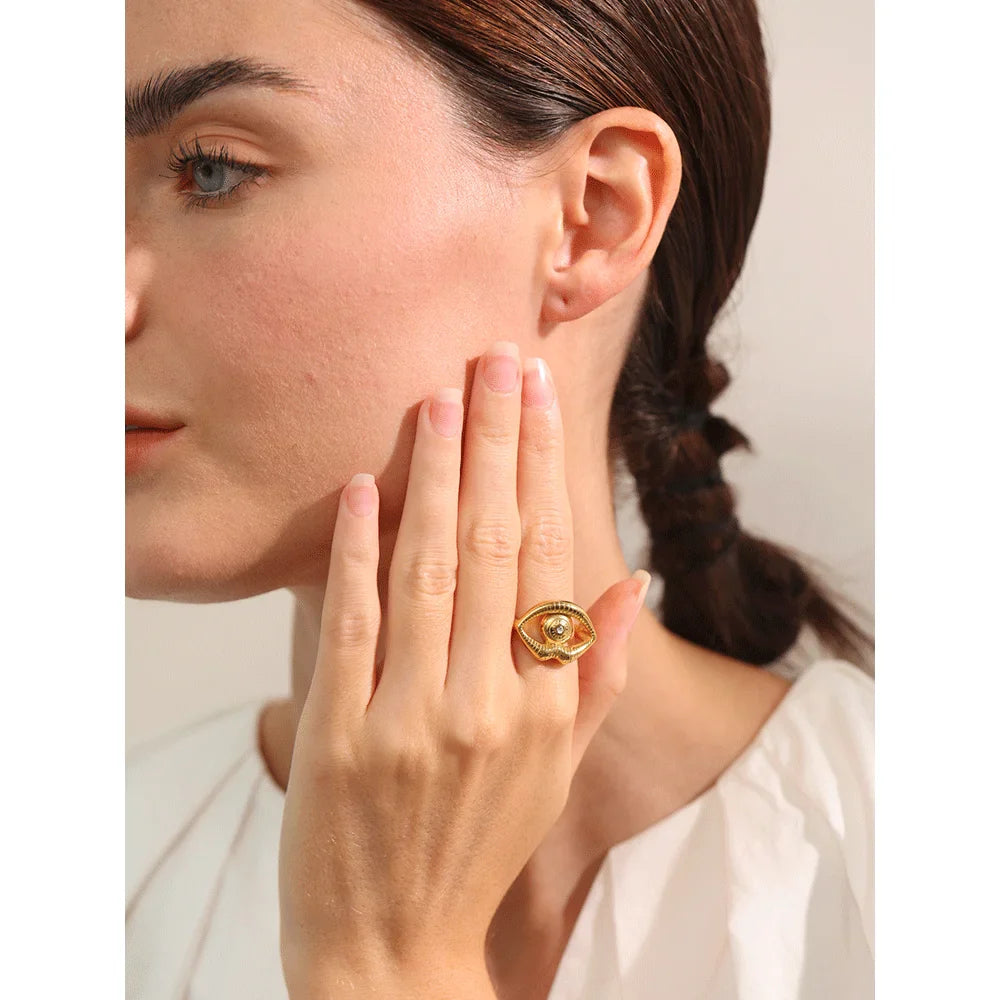 Anel Kiss Glow – Ousadia e Brilho em Ouro 18K