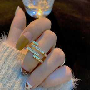 Anel Helena Duo – Glamour Geométrico com Zircônia em Ouro 18K