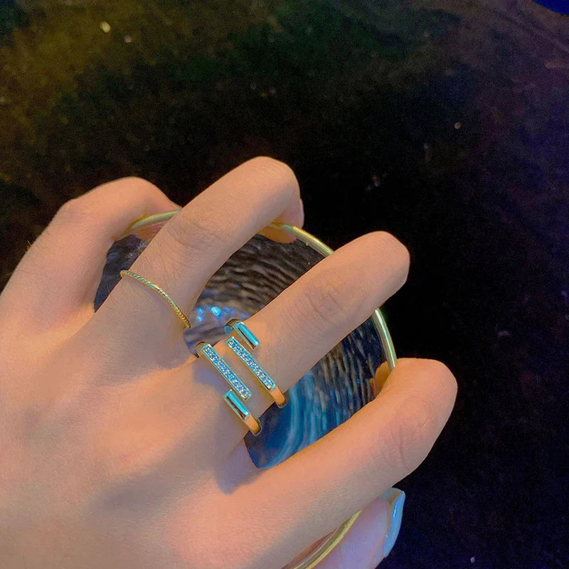 Anel Helena Duo – Glamour Geométrico com Zircônia em Ouro 18K