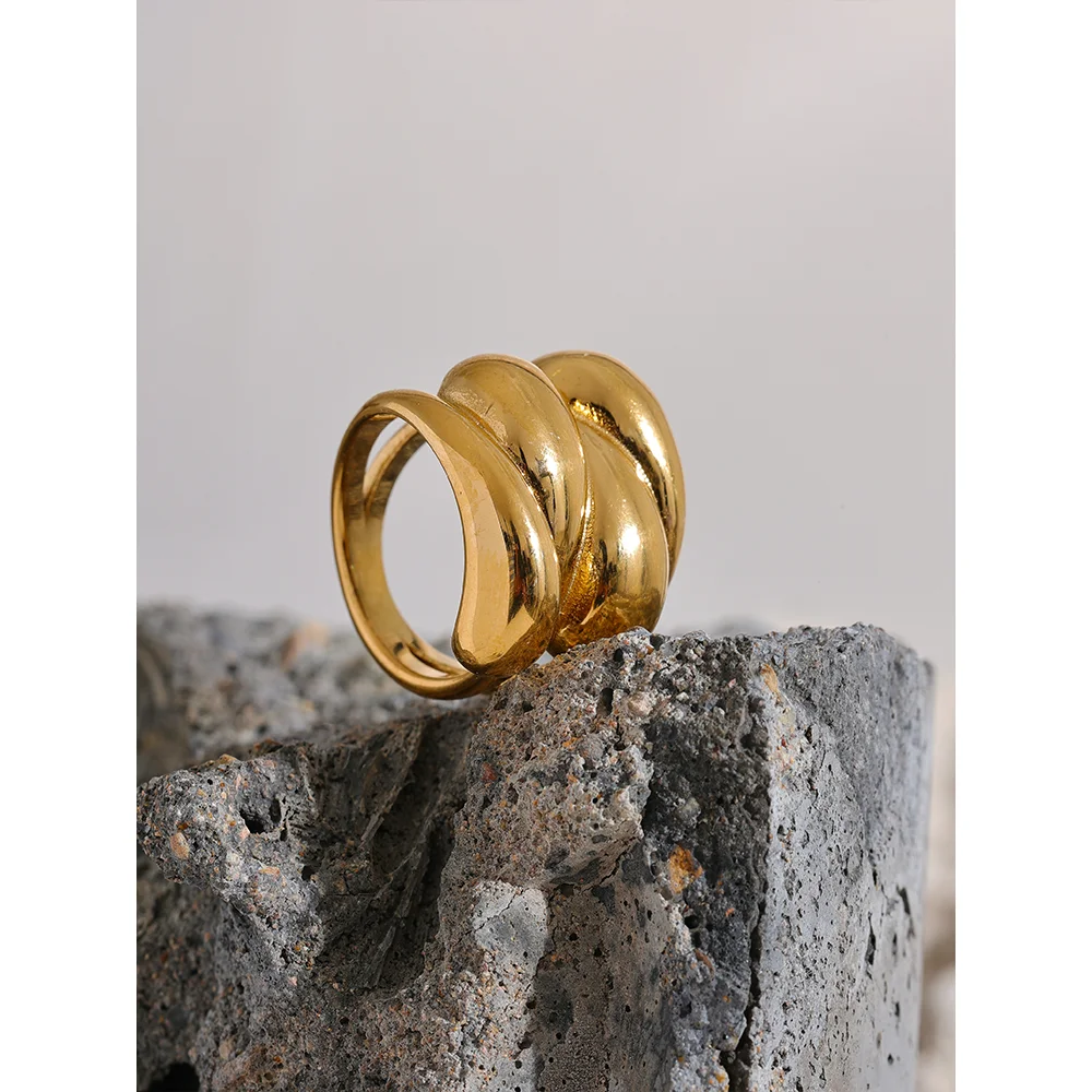 Anel Dourado Geométrico — Charme Elegante Banhado a Ouro 18k