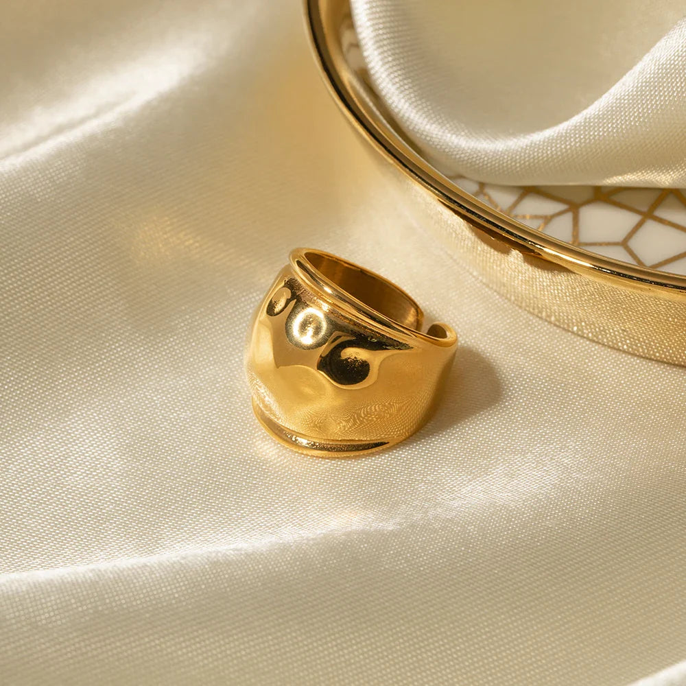 Anel Elisa Forma – Geometria Elegante em Ouro 18K