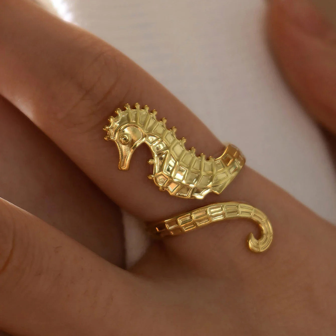 Anel Cavalo-Marinho Ajustável Ouro 18K