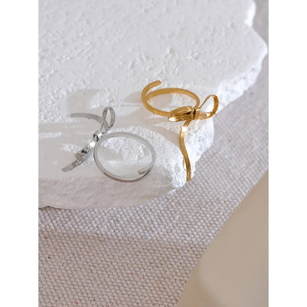 Anel Elegante de Nó Ajustável em Aço Inoxidável com Banho de Ouro PVD