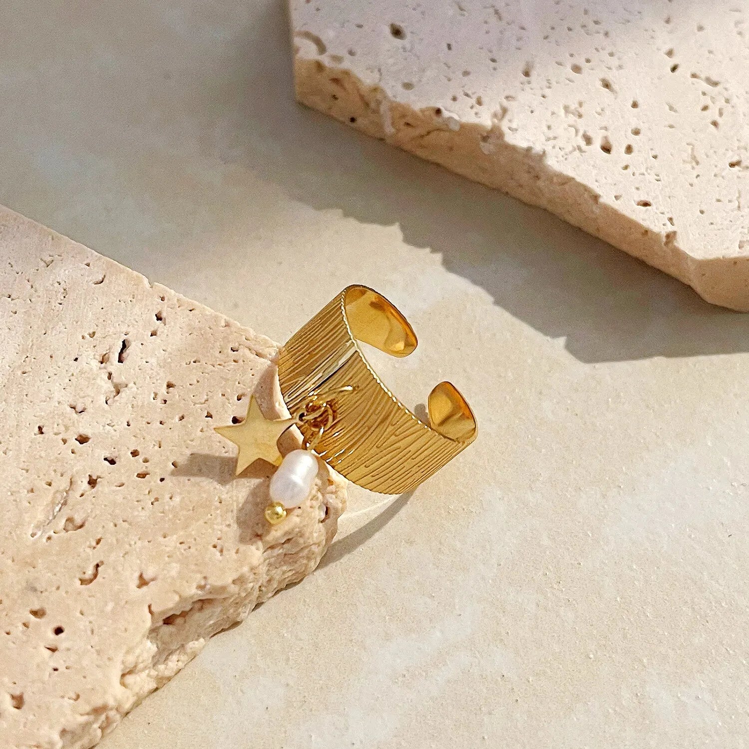 Anel Amélia Perla – Elegância Clássica com Pérola Pendente