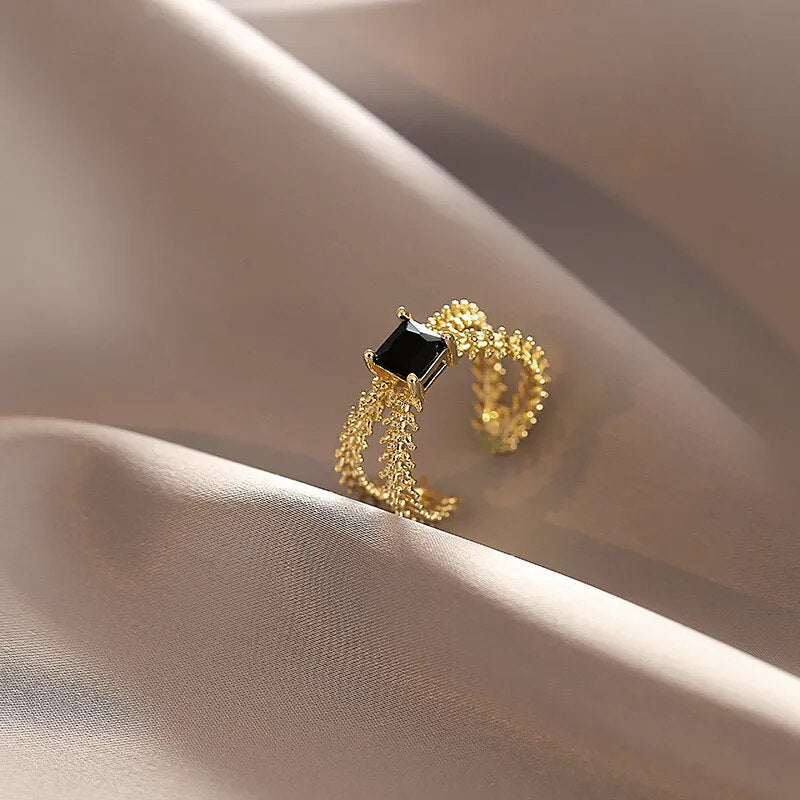 Anel Regulável com Zircônia Preta Folheado a Ouro 18K