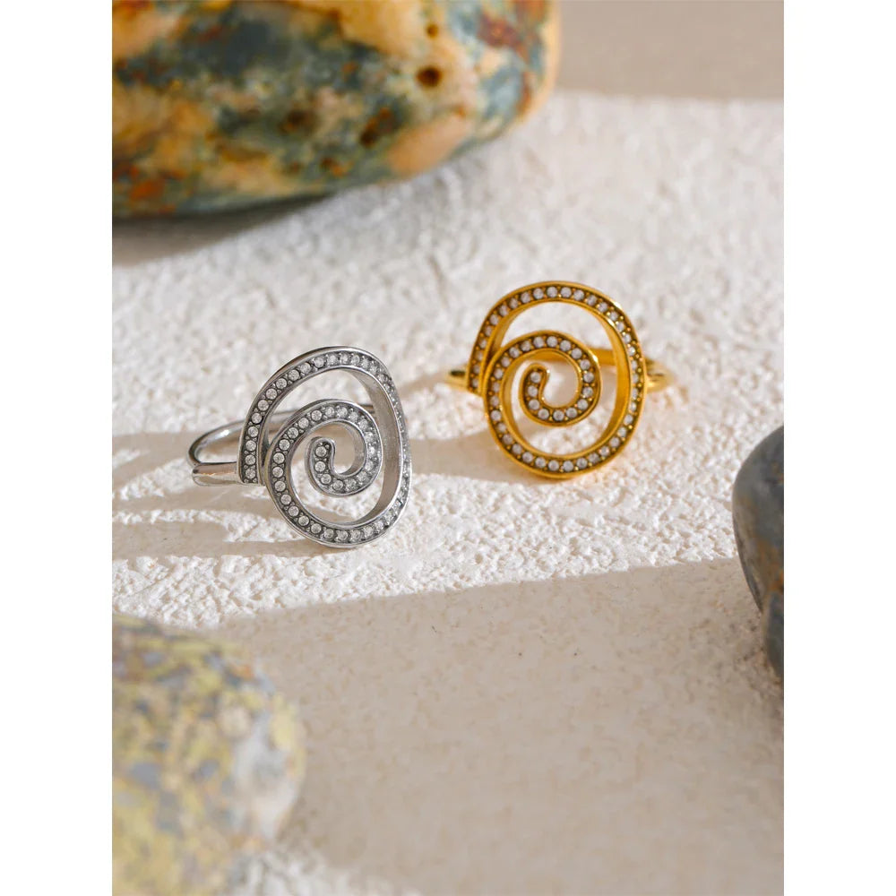 Anel Ajustável Geométrico com Zircônia Cúbica Banhado a Ouro 18K – Coleção Helena