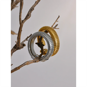 Anel Dourado Minimalista — Textura Clássica Banhada a Ouro 18k