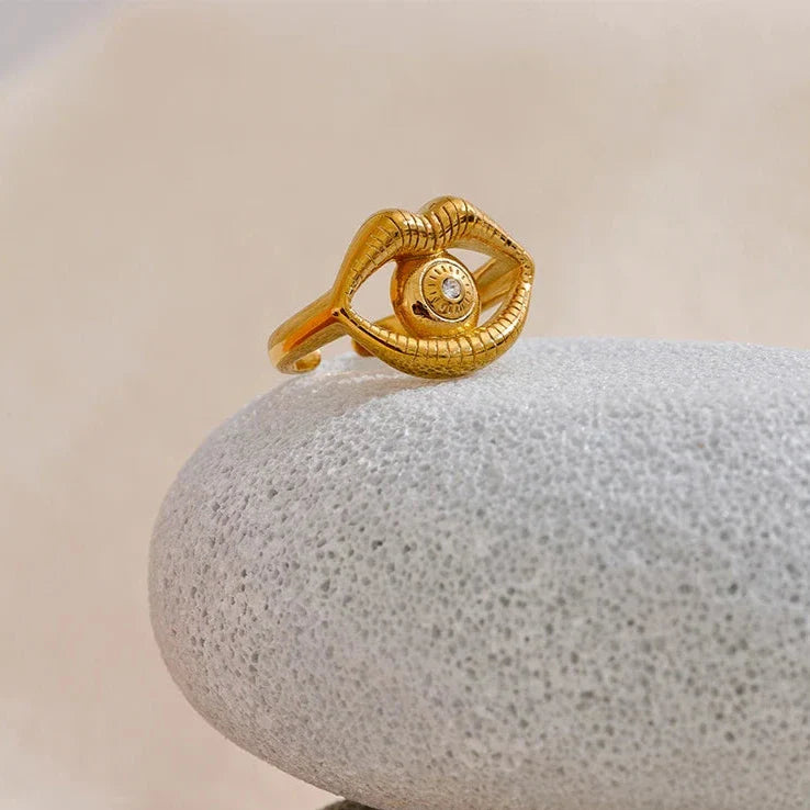 Anel Kiss Glow – Ousadia e Brilho em Ouro 18K