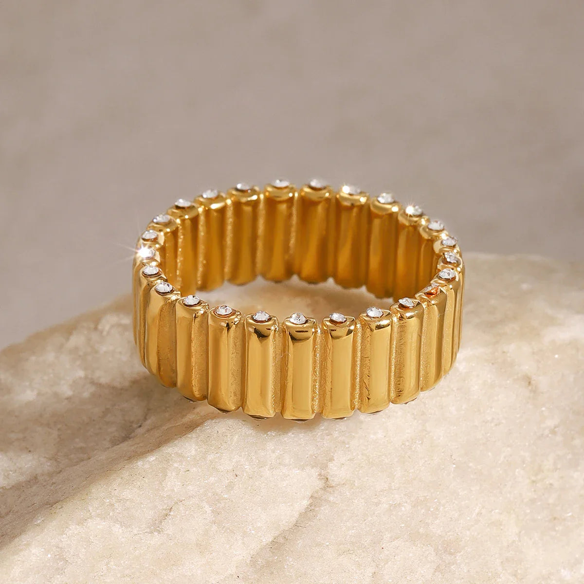 Anel Dourado com Zircônias Brilhantes