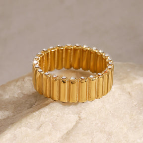 Anel Dourado com Zircônias Brilhantes