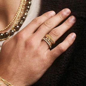 Anel Dourado com Zircônias Brilhantes