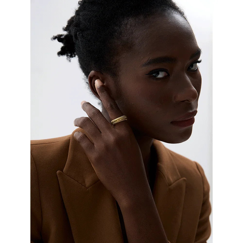 Anel Dourado Minimalista — Textura Clássica Banhada a Ouro 18k