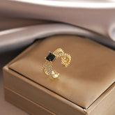 Anel Regulável com Zircônia Preta Folheado a Ouro 18K