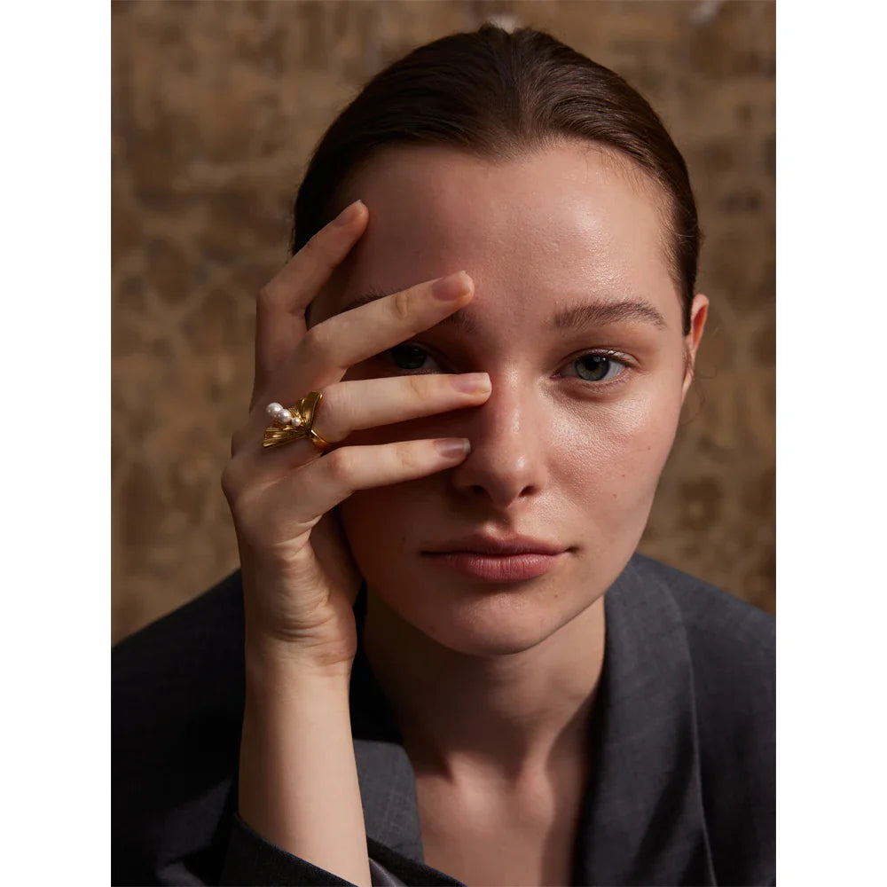 Anel Serena Pearl – Clássico Moderno com Banho de Ouro 18K