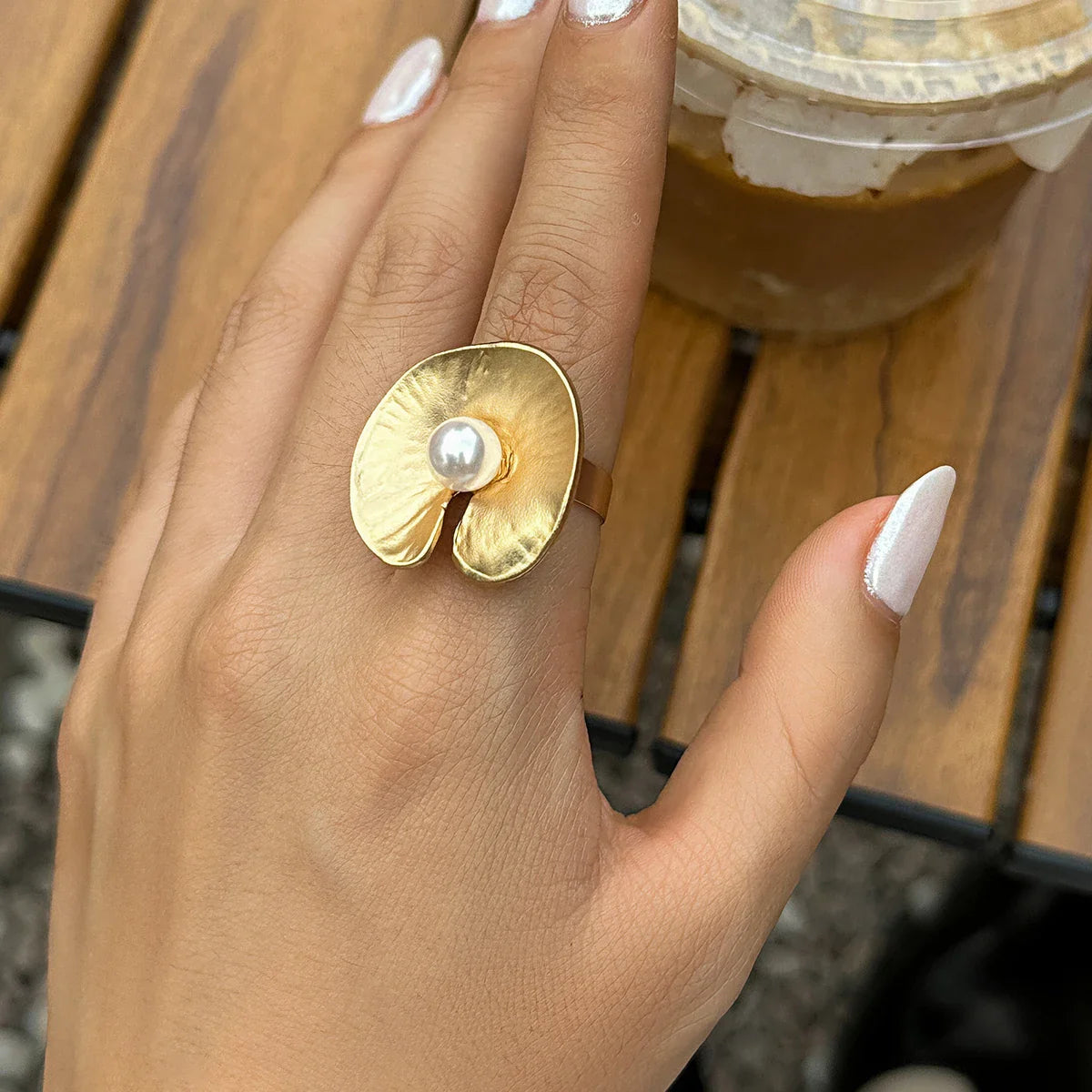 Anel Ostra Elegante com Pérola Folheado a Ouro 18K