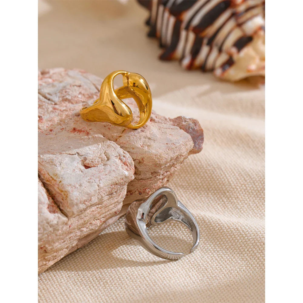 Anel Largo Oco Texturizado – Ouro 18K Aurora