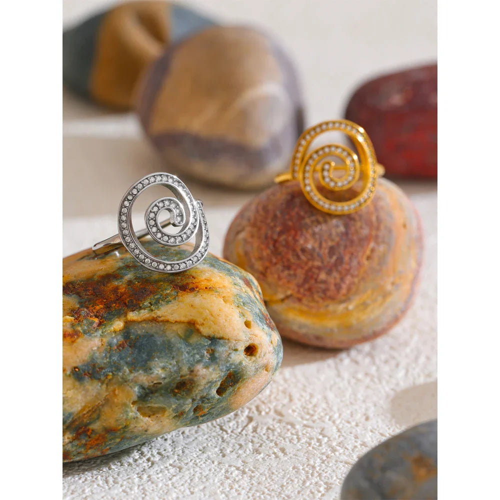 Anel Ajustável Geométrico com Zircônia Cúbica Banhado a Ouro 18K – Coleção Helena