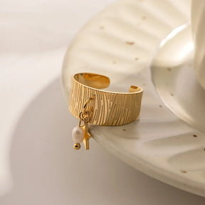 Anel Amélia Perla – Elegância Clássica com Pérola Pendente