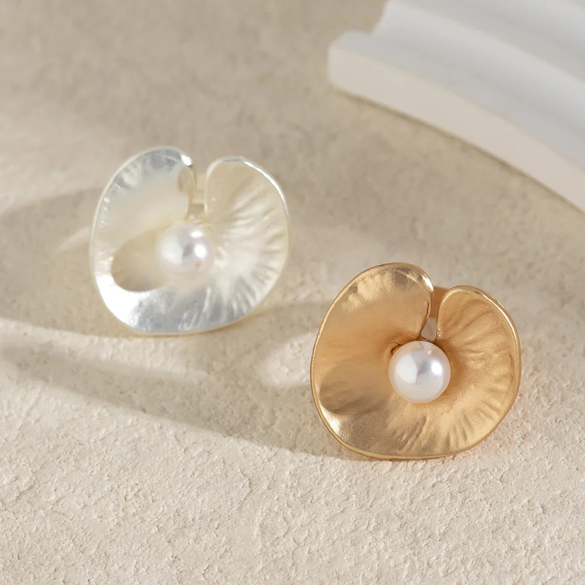 Anel Ostra Elegante com Pérola Folheado a Ouro 18K