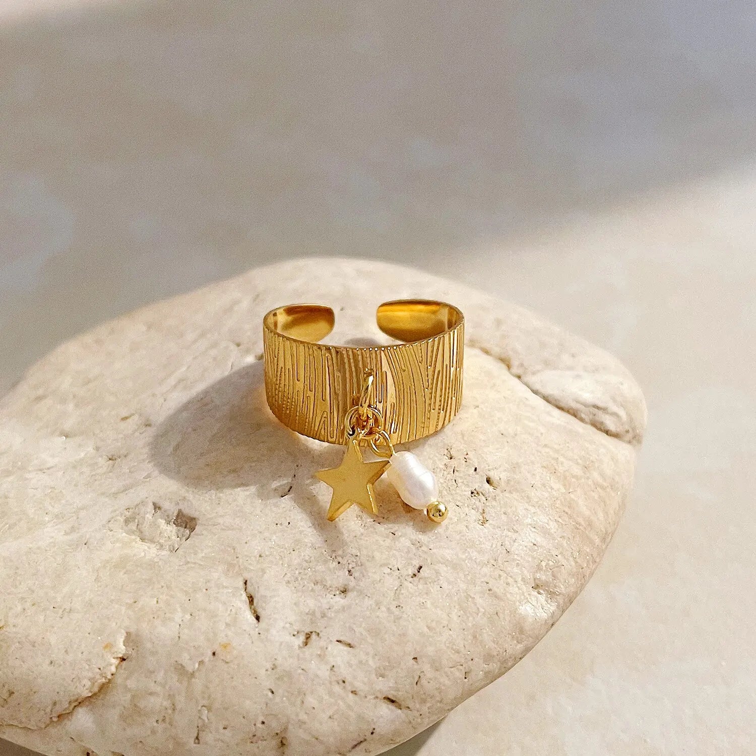 Anel Amélia Perla – Elegância Clássica com Pérola Pendente