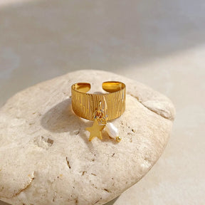 Anel Amélia Perla – Elegância Clássica com Pérola Pendente