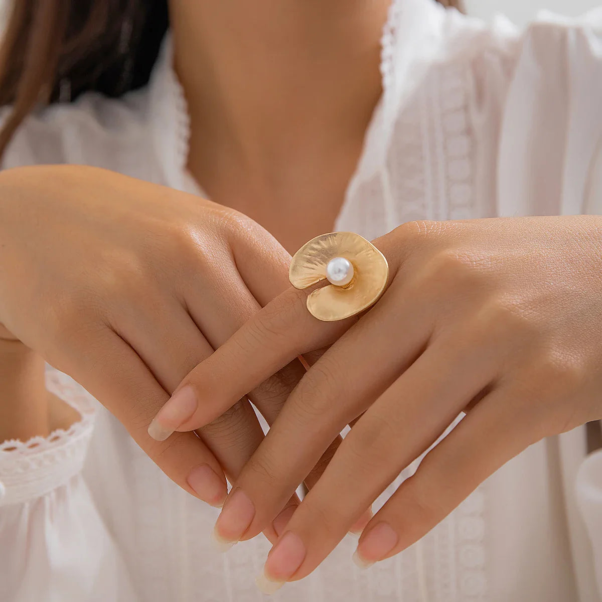 Anel Ostra Elegante com Pérola Folheado a Ouro 18K