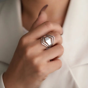 Anel Élégance Structure – Geometria do Luxo em Ouro 18K